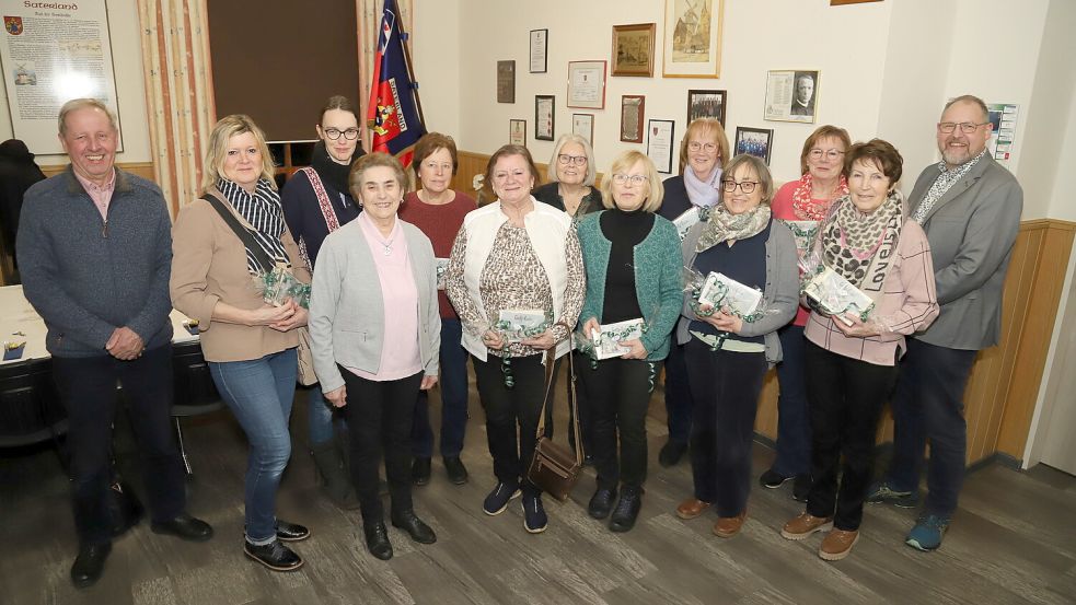 Die ehrenamtlichen Saterfriesisch-Lehrkräfte wurden durch den Heimatverein „Seelter Buund“ geehrt (von links): Stephan Dannebaum, Brigitte Meyer, Stephanie Wolke, Marianne Fugel, Elisabeth Immer, Anne Woike, Renate Brinkmann, Anne Osendorf, Regina Thoben, Annliese Bruns, Paula Klären, Maria Hüntling, Thomas Otto. Es fehlen Margret Göken und Heidi Albers. Foto: Hans Passmann