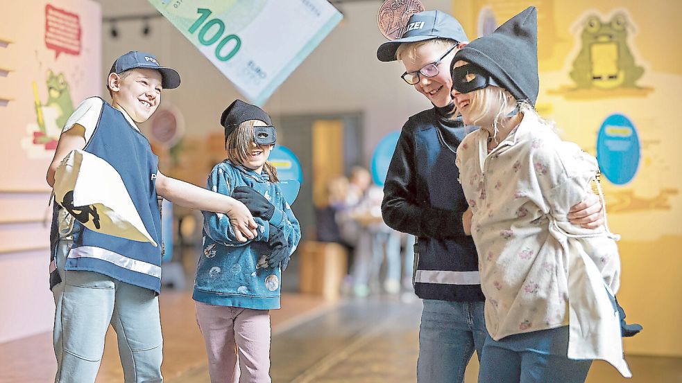 Kleinkriminelle: In der Ausstellung „Von Kohle, Kröten und Moneten“ spielen die jungen Besucher „Räuber und Gendarm“. Foto: Jörn Martens