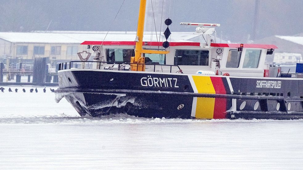 Das Eis war selbst für den Eisbrecher „Görmitz“ zu dick. Foto: Stefan Sauer