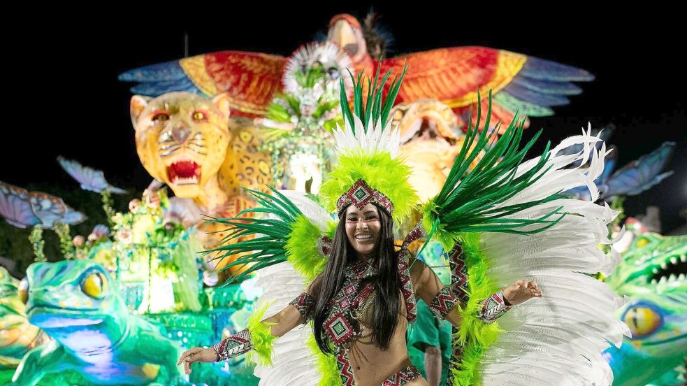 So wird Karneval in Brasilien gefeiert: bunt, mit aufwendigen Kostümen und vielen Samba-Tänzen. Foto: Bruna Prado/AP/dpa