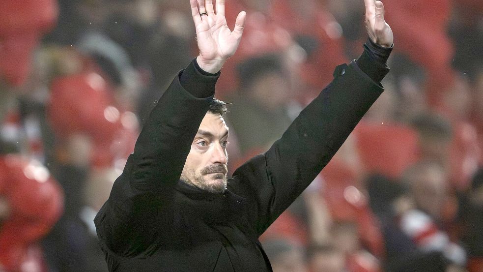 Verfolgte das Spiel aktiv am Seitenrand: Albert Riera. Foto: Soeren Stache