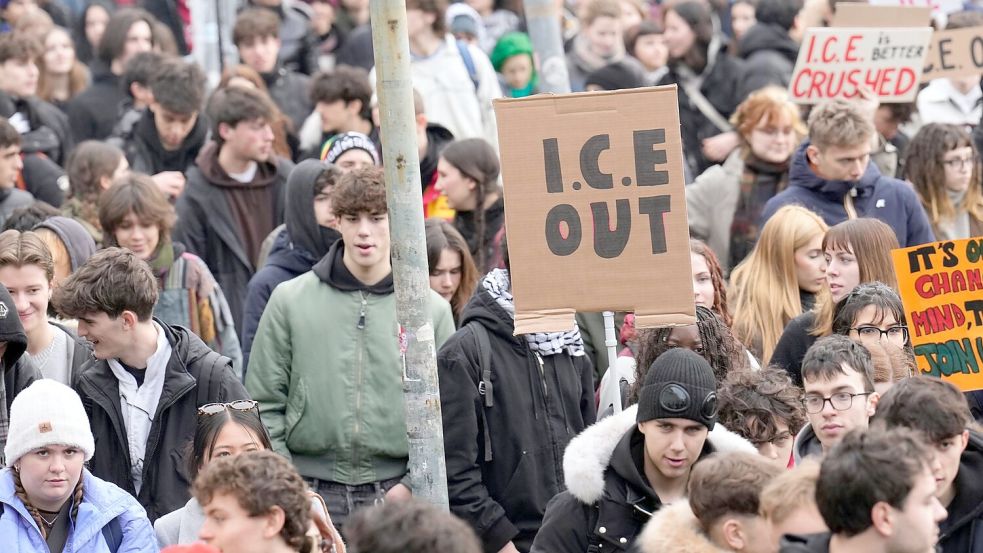 Hunderte protestieren am Eröffnungstag in Mailand gegen die Anwesenheit von Beamten der US-Einwanderungsbehörde ICE bei den Winterspielen. Foto: Luca Bruno/AP/dpa