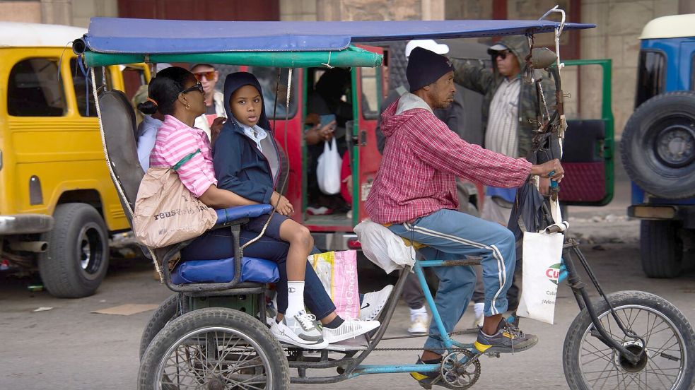 Aufgrund der Krise steigen viele Kubaner auf Fahrradtaxis um. Foto: Ramon Espinosa/AP/dpa