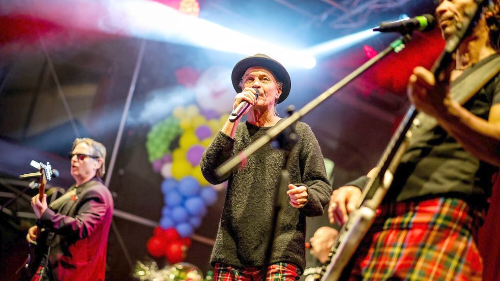 Die Kölner Band Brings sorgt selbst in Düsseldorf für Stimmung. (Archivbild) Foto: Christoph Reichwein/dpa