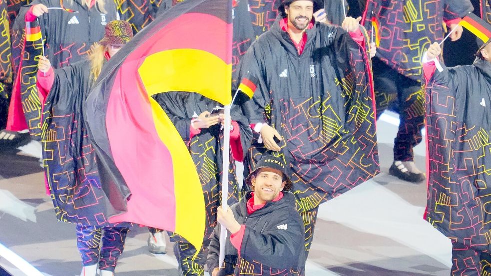 Als erster deutscher Eishockeyspieler überhaupt führte Leon Draisaitl das deutsche Olympia-Team bei einer Eröffnungsfeier als Fahnenträger an. Foto: Michael Kappeler