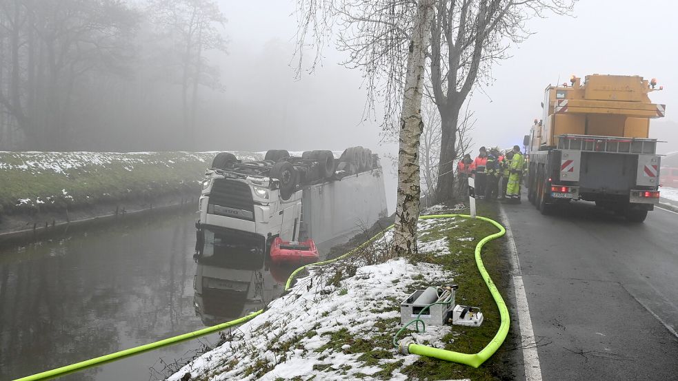 Ein Lastwagen soll aus dem Langholter Tief in Rhauderfehn geborgen werden. Foto: Holger Weers