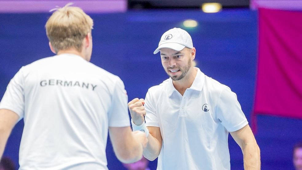 Machten es im Doppel nach furiosem Start spannend: Kevin Krawietz (l) und Tim Pütz (r). Foto: Rolf Vennenbernd