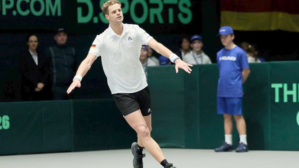 Yannick Hanfmann ließ sich nach seinem Einzelsieg am Freitag feiern. Foto: Rolf Vennenbernd