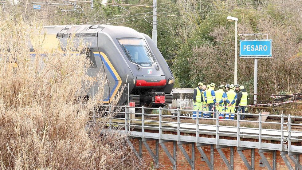 In der Nähe des Bahnhofs von Pesaro geriet eine Stromkabine in Brand. Foto: Davide Gennari
