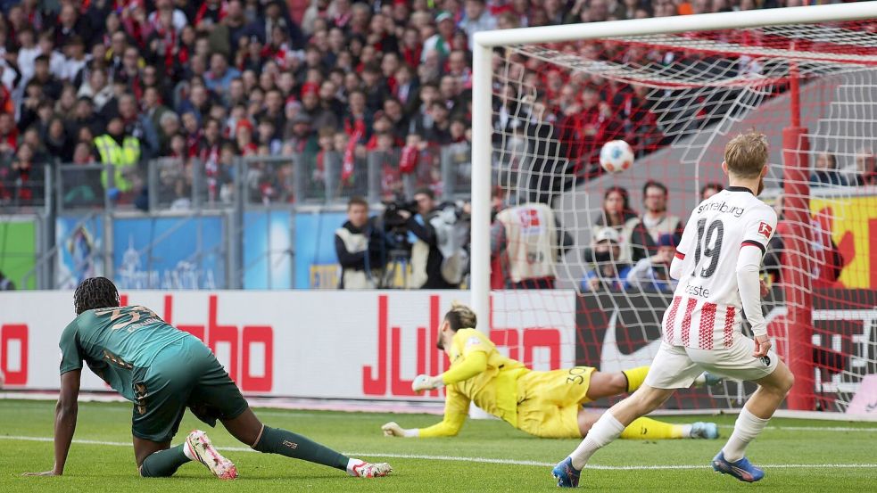 Rein ins Freiburger Glück: Niklas Beste trifft sehenswert zum 1:0. Foto: Philipp von Ditfurth