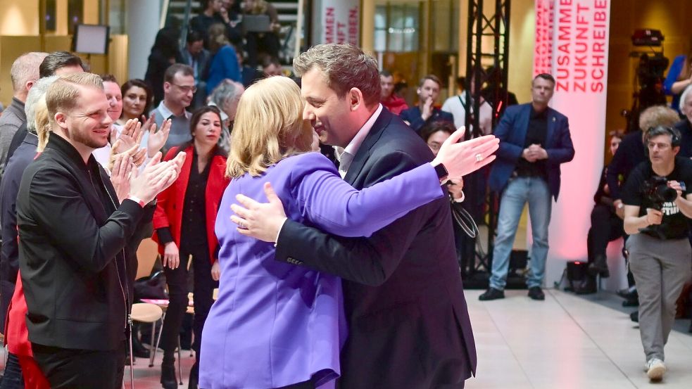 Klingbeil und Bas gaben den Auftakt für die Arbeit am SPD-Grundsatzprogramm. Foto: Sebastian Christoph Gollnow/dpa