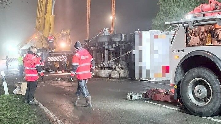 Nach einer aufwändigen Bergungsaktion konnte der Sattelzug am Abend aus dem Langholter Tief gehoben werden. Fotos: Feuerwehr Westrhauderfehn