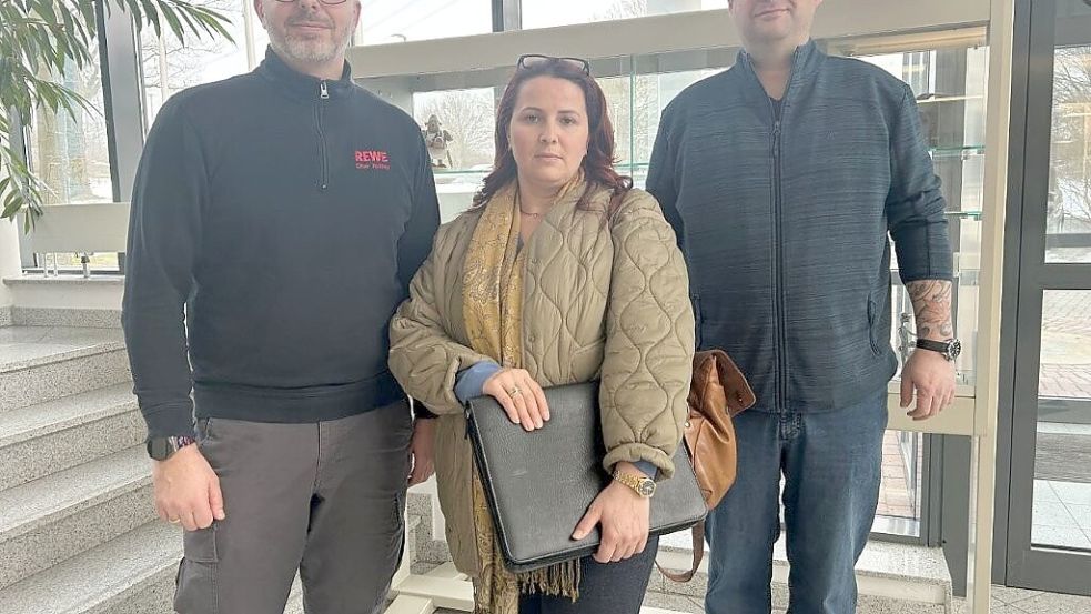 Wollen keine Verpackungssteuer in Osnabrück: Rewe-Betreiber Oliver Wehling und Jens Kaluscha mit KFC-Franchisenehmerin Antigone Latifi. Foto: Eva Marie Stegmann