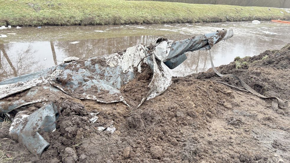 An der Langholter Straße sind die Überreste des Unfalls und der Bergungsaktion noch zu sehen. Foto: Henrik Zein