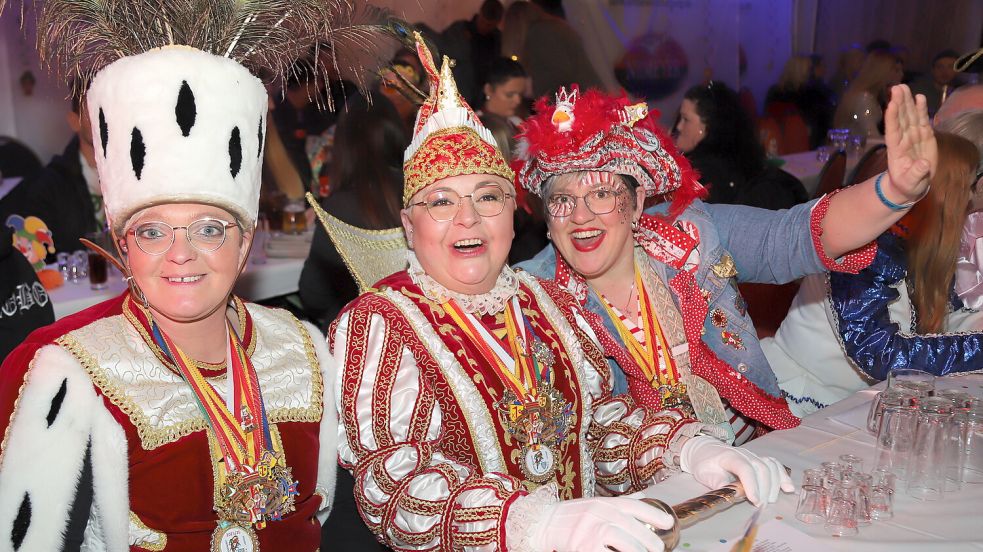 Viel Spaß hatten diese Besucherinnen auf dem Galaabend in Ramsloh. Foto: Hans Passmann