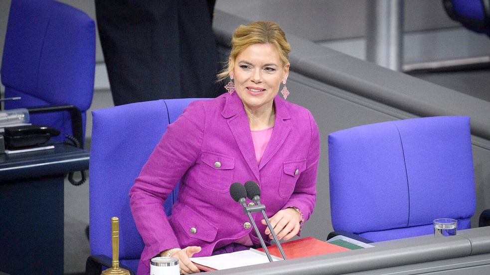 Wer keinen Hausausweis erhält, soll auch nicht mit öffentlichen Mitteln bezahlt werden, meint Bundestagspräsidentin Klöckner. (Archivfoto) Foto: Bernd von Jutrczenka/dpa