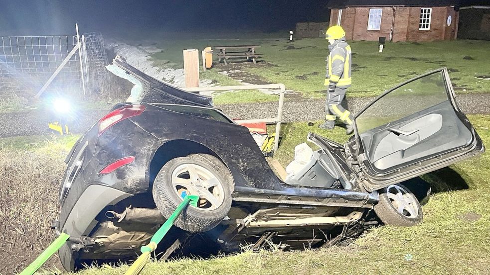 Das Fahrzeug landete direkt vor der kleinen Mühle in Südcoldinne im Graben. Foto: Feuerwehr Großheide