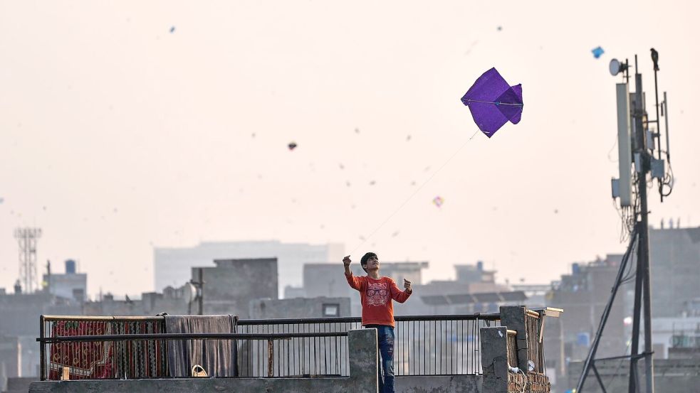 Auch für viele Kinder ist Drachensteigen in Pakistan ein beliebtes Hobby. (Archivbild) Foto: K.M. Chaudary/AP/dpa