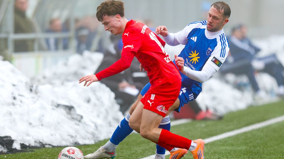Fabian Herbst (rechts) spielte über 90 Minuten durch. Foto: Doden/Emden