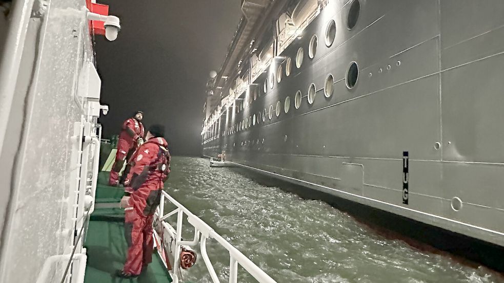 Der Seenotrettungskreuzer näherte sich zur Patientenübernahme dem Kreuzfahrtschiff. Foto: DGzRS - Die Seenotretter