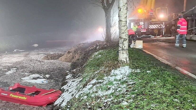 Der Hühnerdung befand sich am Samstagabend noch im Kanal an der Langholter Straße.
