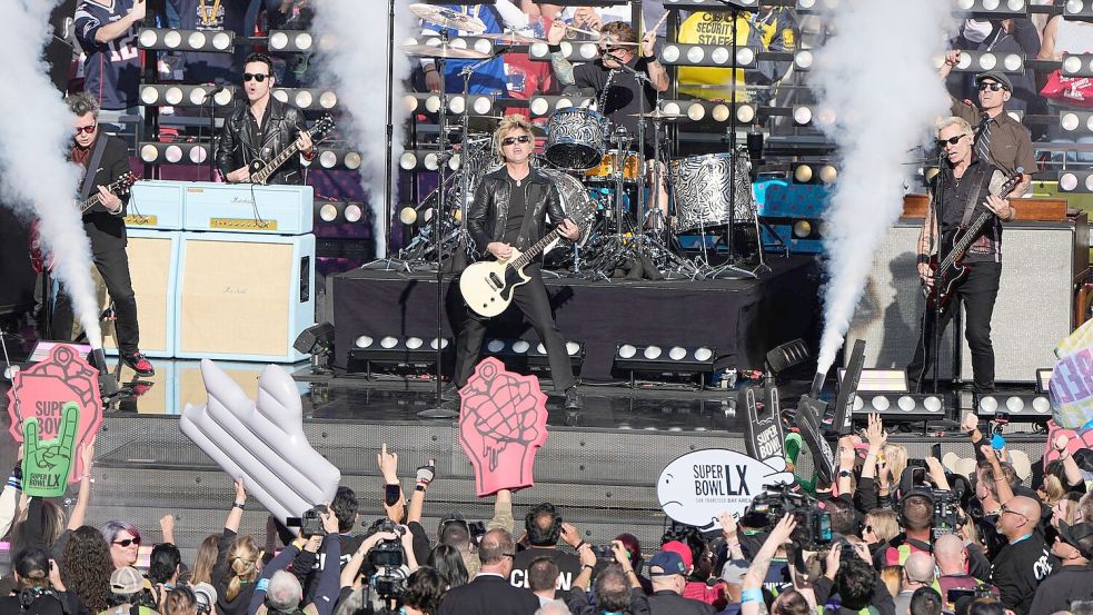 Green Day rockt die Bühne beim größten Sportereignis des Jahres. Foto: Charlie Riedel/AP/dpa