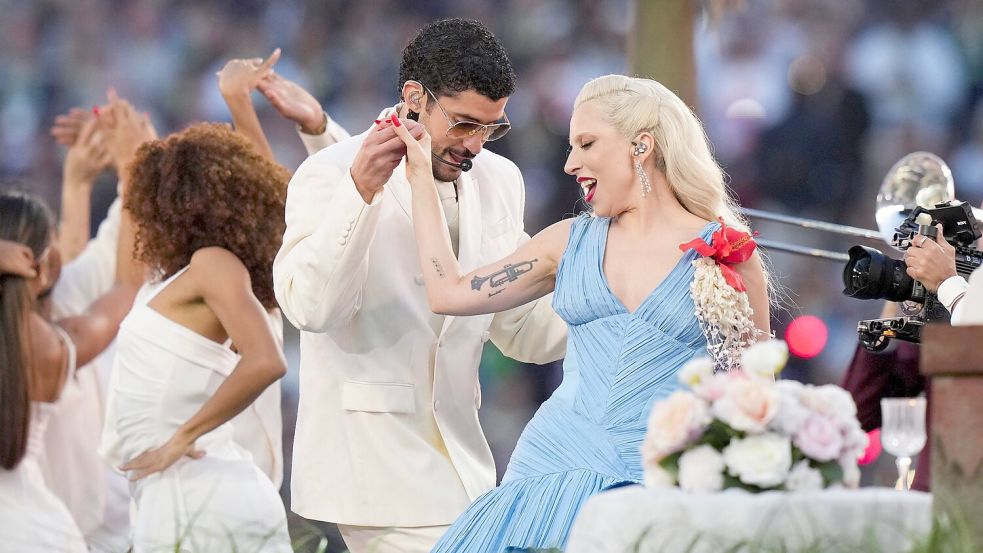 Bad Bunny erhielt bei der Halbzeitshow auch Unterstützung von Lady Gaga. Foto: Lynne Sladky/AP/dpa