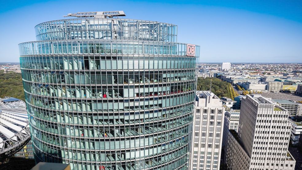 Bei der Deutschen Bahn gehen die Tarifverhandlungen mit der Lokführergewerkschaft GDL am Montag weiter. (Archivbild) Foto: Christoph Soeder/dpa