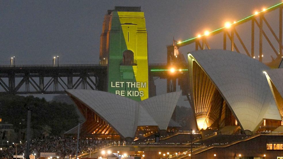 Am Tag der Einführung strahlte sogar von der Sydney Harbour Bridge der Slogan „Let them be kids“. (Archivbild) Foto: Mick Tsikas