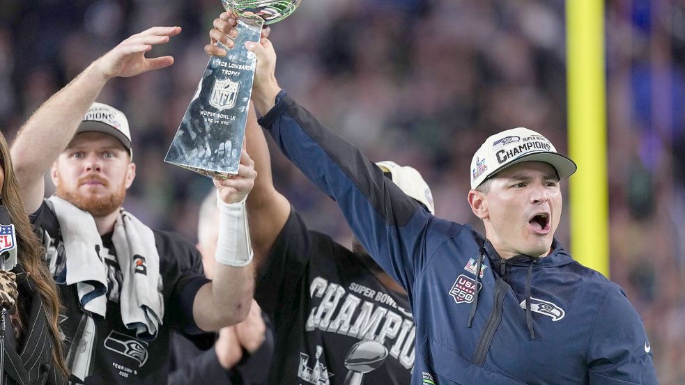 Nur gemeinsam: Trainer MacDonald (rechts) reckt den Pokal mit seinen Spielern Darnold (links) und Walker in die Höhe. Foto: Matt Slocum/AP/dpa