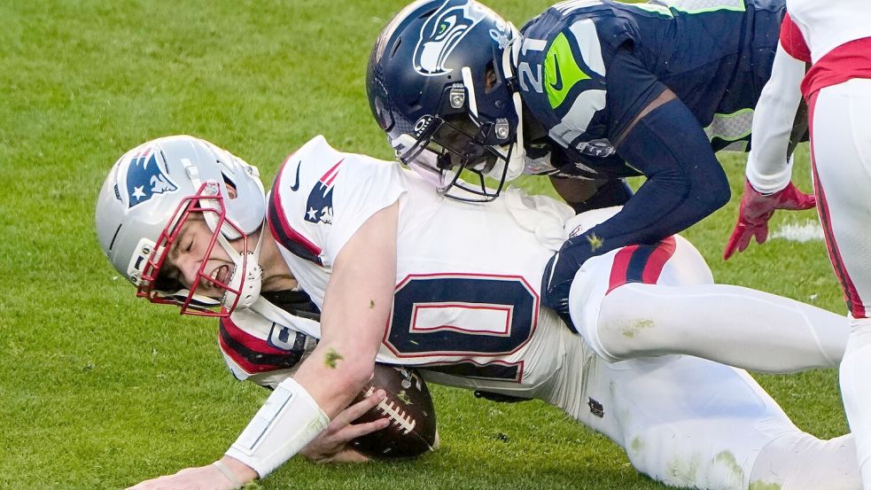 Patriots-Quarterback Drake Maye hatte einen schweren Stand. Foto: Charlie Riedel/AP/dpa