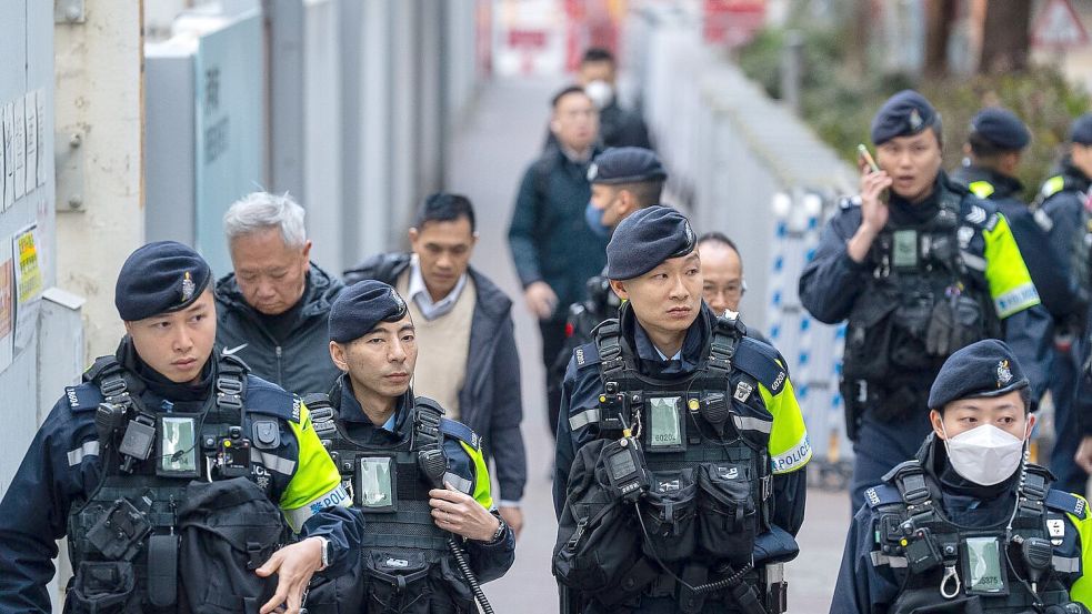 Das Polizeiaufgebot zum Tag der Strafmaßverkündung war groß. Foto: Chan Long Hei/AP/dpa