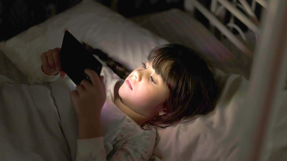 Für Kinder ist auf dem Smartphone eine Porno nur einen Klick entfernt. Wie sollten Eltern damit umgehen? Foto: IMAGO / Westend61