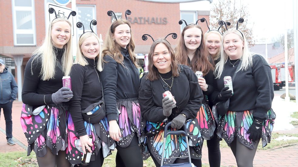 Auch diese jungen Frauen genossen den farbenfrohen Umzug durch Ramsloh.