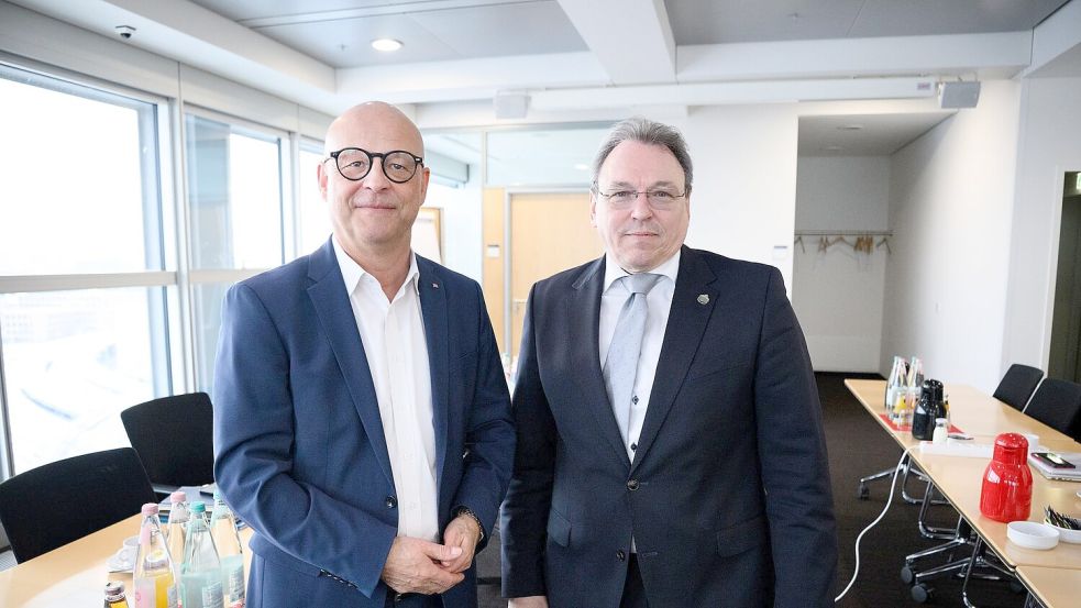 Für die Bahn verhandelt Konzernpersonalvorstand Martin Seiler (links), für die GDL der Gewerkschaftsvorsitzende Mario Reiß. Foto: Bernd von Jutrczenka/dpa