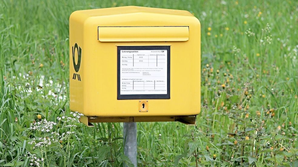 Ein gelber Briefkasten der Deutschen Post: In Collinghorst (Gemeinde Rhauderfehn) berichten Anwohner über ausbleibende Briefzustellungen und ungewöhnlich lange Laufzeiten. Symbolfoto: Pixabay/Manfred Richter