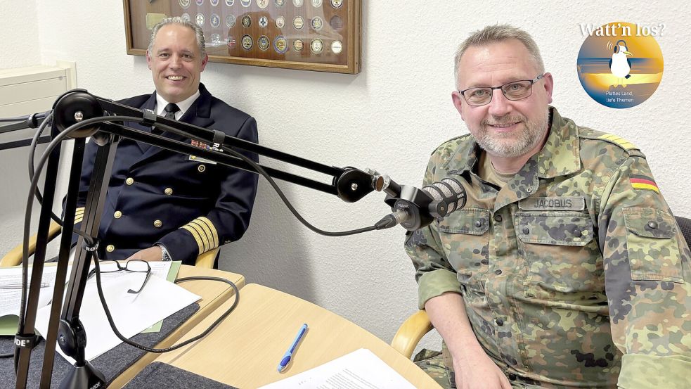 Christian Clausing und Dirk Jakobus (von links) bei der Podcast-Aufnahme in Wilhelmshaven. Foto: Madita Janßen