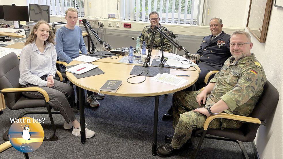 Bei der Podcast-Aufnahme lernten Madita Janßen und Björn Klüver (links) die Marine kennen. Dirk Jakobus, Christian Clausing und Dirk Heuer (Stabs- und Pressebootsmann) (von rechts) beantworteten die Fragen. Foto: privat