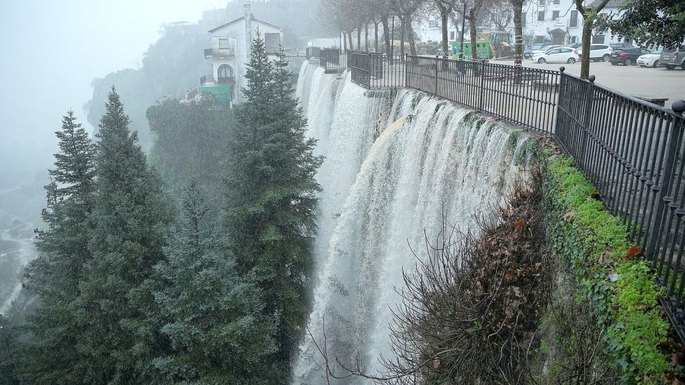 In dem andalusischen Bergort Grazalema wurden Erschütterungen wie durch ein leichtes Erdbeben registriert. Grund waren Wassermengen im Untergrund. Der Ort wurde evakuiert. Foto: Joaquín Corchero/EUROPA PRESS/d