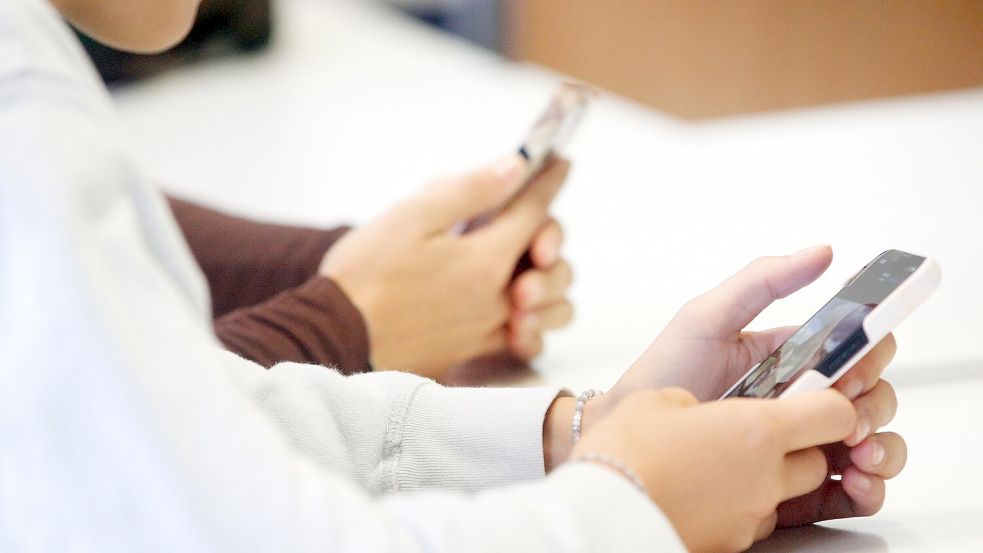 Laut einem CDU-Antrag soll es bundesweit geltende Regeln für den Umgang mit Handys in der Schule geben. (Symbolbild) Foto: Roland Weihrauch