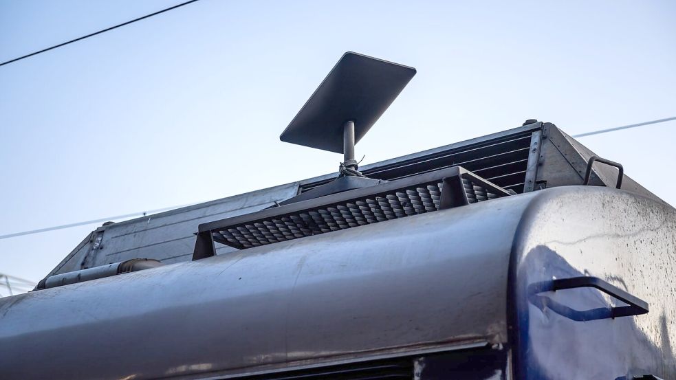 Starlink-Antennen bieten Internet-Zugang ohne Infrastruktur und wird damit im Ukraine-Krieg von beiden Konfliktparteien genutzt. (Symbolbild) Foto: Christoph Soeder/dpa-ENR-Pool/dp