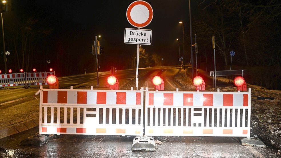 Die Zufahrt zur Jann-Berghaus-Brücke in Leer wurde für den Verkehr bedingt durch den Warnstreik im öffentlichen Dienst gesperrt. Foto: Lars Penning/dpa