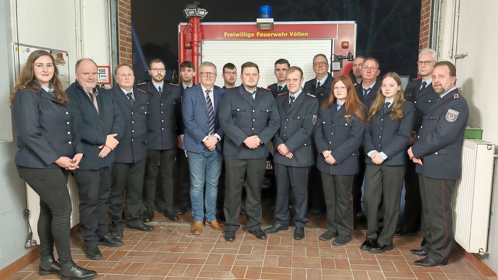 Nach der Versammlung stellten sich (von links) Anna-Christina Janssen, Völlens Ortsbürgermeister Jan-Uwe Kromminga, Marco Janssen, Dennis Fürth, Patrick Fürth, Westoverledingens Bürgermeister Theo Douwes, Jason Horneborg, Philipp Freerichs, Lucas Keel, Stephan Minas, Westoverledingens Gemeindebrandmeister Frank Harms, Diana Unruh, Mitling-Marks Ortsvorsteher Lars Reinders, Ortsbrandmeister Werner Brandt, Anouk ter Bogt, der stellvertretende Ortsbrandmeister Frank Schöpper und Bernd Feldhaus zum Gruppenbild auf. Foto: Feuerwehr Westoverledingen/Markus Bruns
