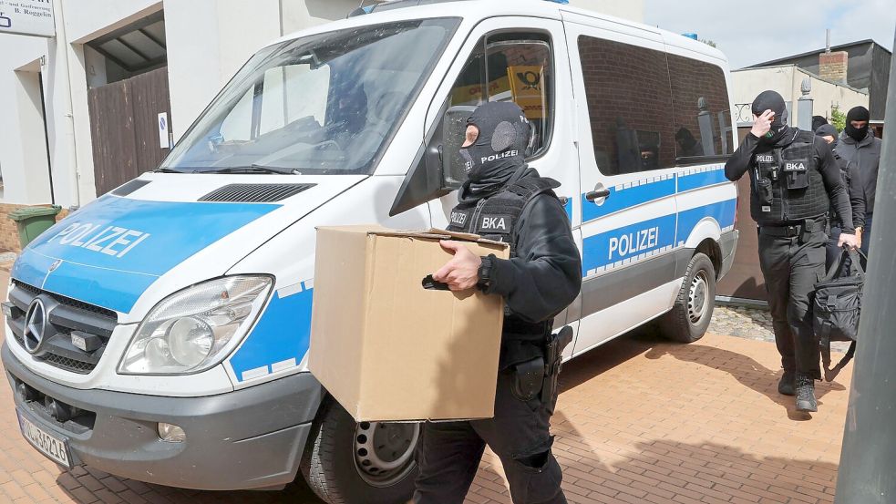 Die Polizei durchsuchte im Mai 2025 Gebäude in mehreren Bundesländern. (Archivbild) Foto: Bernd Wüstneck
