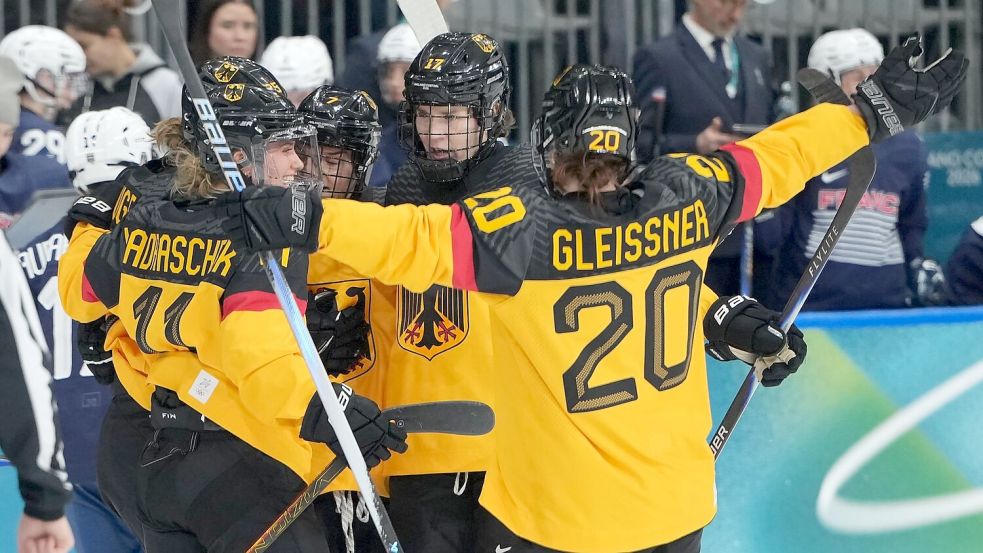 Gute Laune: Das DEB-Team um Kapitänin Daria Gleißner feiert Torschützin Laura Kluge nach dem 1:0. Foto: Carolyn Kaster/AP/dpa