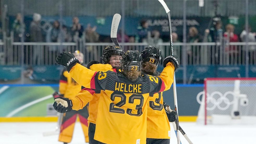 Nina Jobst-Smith feiert das 2:1 mit Lilli und Luisa Welcke. Foto: Carolyn Kaster/AP/dpa