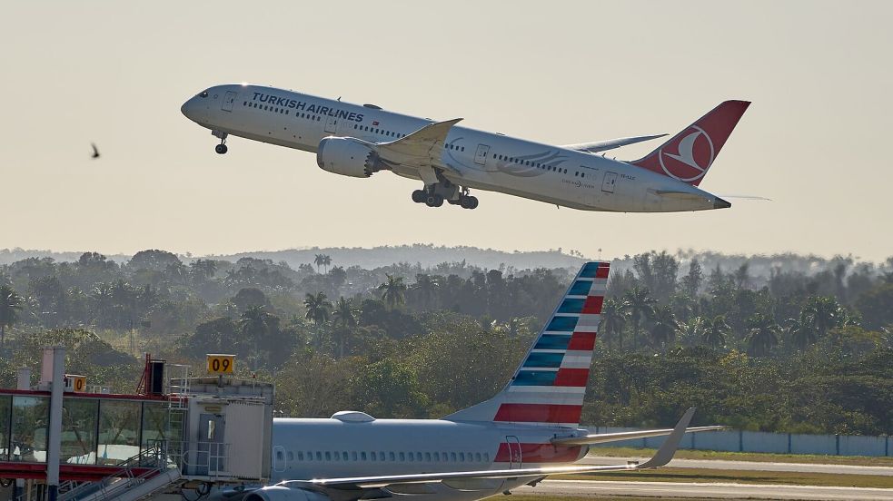 Wegen des US-Ölembargos hat Kuba unter anderem Sparmaßnahmen die Betankung von Flugzeugen ausgesetzt. Foto: Ramon Espinosa/AP/dpa