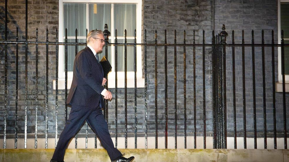 Premier Starmer gab sich vor seiner Fraktion kämpferisch - und bekam dafür viel Applaus. Foto: James Manning