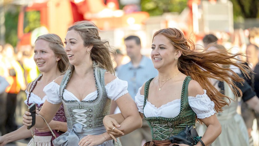 Eintritt fürs Oktoberfest? Laut einer Umfrage haben viele Deutsche damit kein grundsätzliches Problem. (Illustration) Foto: Leonie Asendorpf