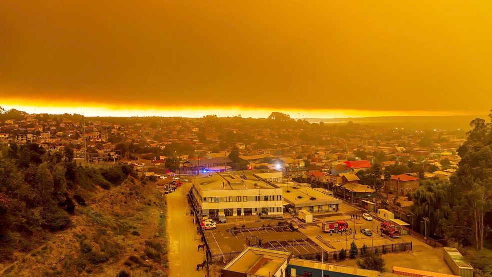 Waldbrände bei Sonnenaufgang in der Nähe von Lirquen in Chile. Foto: Javier Torres/AP/dpa